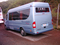 Velký snímek autobusu značky Mercedes-Benz, typu Sprinter