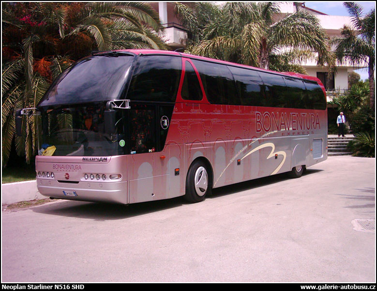 Autobus Neoplan Starliner N516 SHD