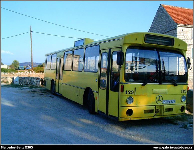 Autobus Mercedes-Benz O305