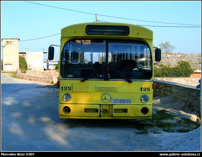 Autobus Mercedes-Benz O305