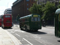 Velký snímek autobusu značky AEC, typu RF