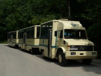 Velký snímek autobusu značky Mercedes-Benz, typu Unimog