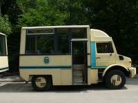 Velký snímek autobusu značky Mercedes-Benz, typu Unimog